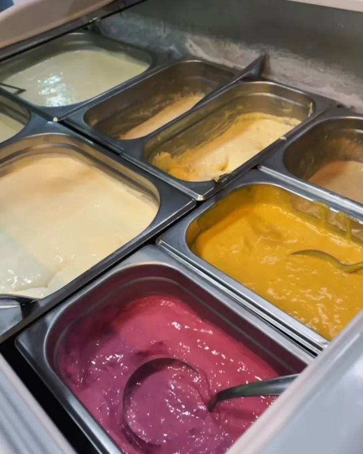 Cubas de cremes e açaí na vitrine da loja