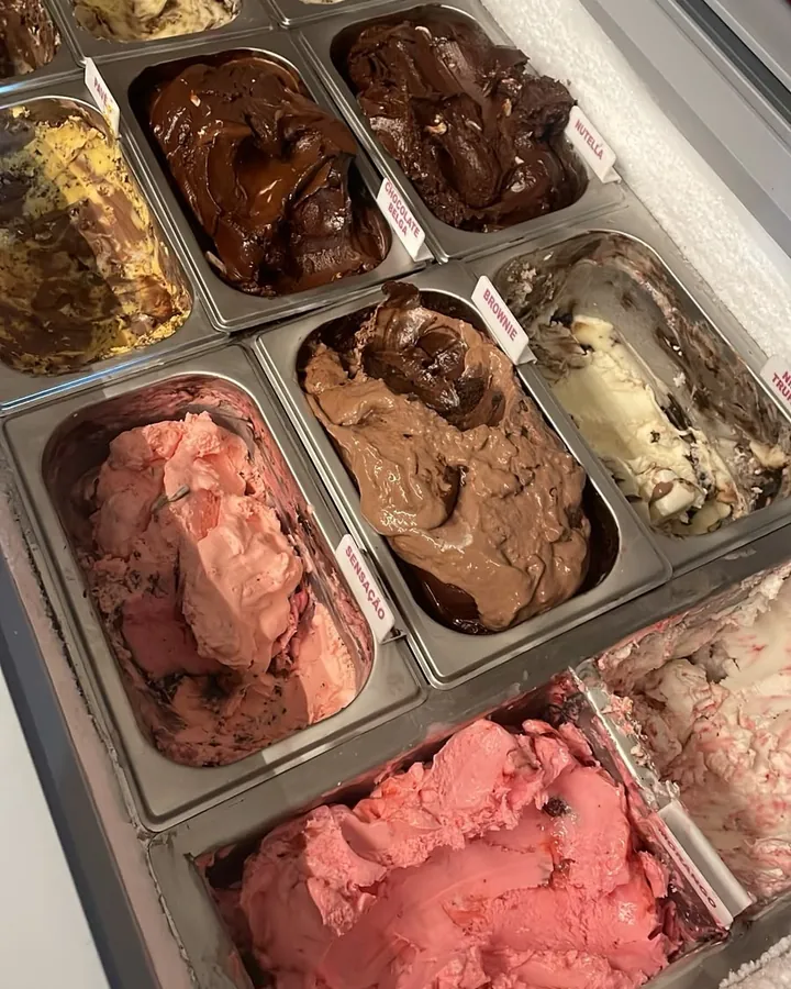 Vitrine de gelatos do Divino Açaí com sabores de chocolate belga, Nutella, brownie e sensação