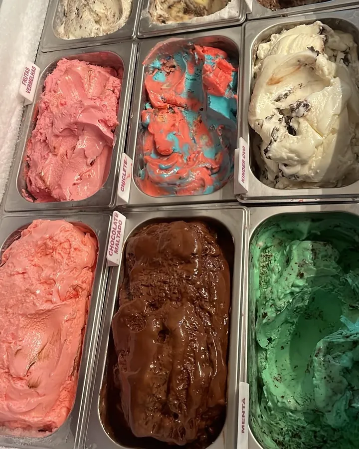 Vitrine de gelatos do Divino Açaí com frutas vermelhas, chiclete, kinder ovo, chocolate maltado e menta